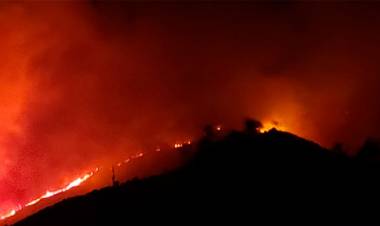 SE COMPLICÓ EL INCENDIO EN CÓRDOBA Y TRABAJAN PARA CONTROLARLO: 35 CASAS AFECTADAS Y DECENAS DE EVACUADOS