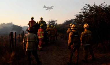 INCENDIOS EN CÓRDOBA: EL VIENTO Y LA SEQUÍA COMPLICAN EL COMBATE A LAS LLAMAS, MÁS DE 50 EVACUADOS Y HAY UN DETENIDO
