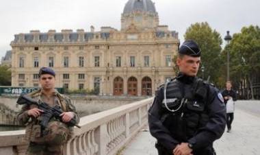 PARIS: UN FUNCIONARIO DE LA PREFECTURA MATÓ A 4 PERSONAS E HIRIÓ A VARIAS  MÁS