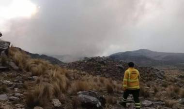 LUCHA CONTRA EL FUEGO EN LA PROVINCIA DE SAN LUIS: BOMBEROS Y BRIGADISTAS COMBATEN UN INCENDIO EN SIERRAS DE LOS COMECHINGONES