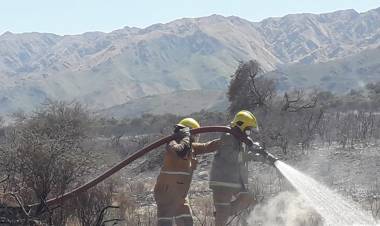 SAN LUIS: EN MERLO CONTROLAN EL INCENDIO EN SIERRA DE LOS COMECHINGONES
