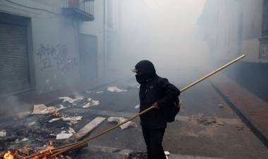 EN ECUADOR, LOS INDÍGENAS SIGUEN SU MARCHA HACIA LA CAPITAL Y ESPERAN LLEGAR ESTE MARTES EN PROTESTA POR EL ALZA DE COMBUSTIBLES