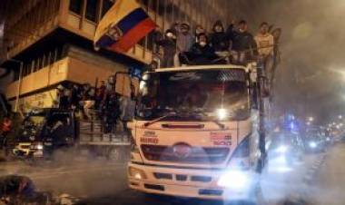 ECUADOR: EL GOBIERNO ABANDONÓ QUITO Y LOS MANIFESTANTES INTENTARON TOMAR EL CONGRESO