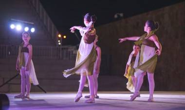 VILLA MERCEDES: EN EL ANFITEATRO DE LA PEDRERA, MÁS DE 300 BAILARINES DE DISTINTOS RITMOS CELEBRARON EL DÍA DE LA DANZA