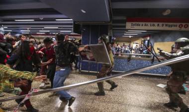 CHILE: VIOLENTAS PROTESTAS EN SANTIAGO POR LA SUBA DEL PASAJE DE SUBTE