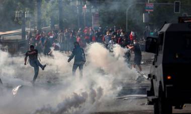 VIOLENCIA EN SANTIAGO DE CHILE: SEBASTIÁN PIÑERA DECRETÓ EL TOQUE DE QUEDA, PERO SUSPENDIÓ LA SUBA EN EL SUBTE