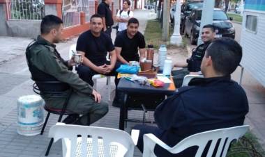 SANTA FE: EN SUNCHALES CLAUSURARON UNA COMISARÍA POR POSIBLE ABUSO DE AUTORIDAD Y LOS POLICÍAS ATIENDEN EN LA CALLE