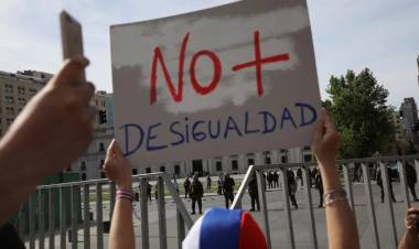 CRISIS EN CHILE: SEBASTIÁN PIÑERA CEDE TRAS LA GIGANTESCA MARCHA, LEVANTA EL TOQUE DE QUEDA Y CAMBIA EL GABINETE
