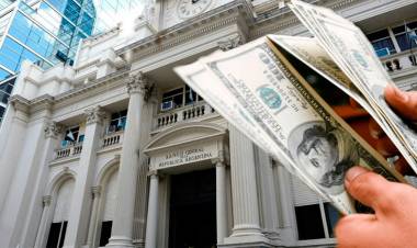 EN EL MERCADO CAMBIARIO, EL DÓLAR OFICIAL SE MANTUVO ESTABLE AUNQUE EL "BLUE" COTIZÓ EN ALZA