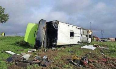 FRANCIA: VOLCÓ UN AUTOBÚS HAY 33 HERIDOS DE LOS CUALES 4 ESTÁN GRAVES