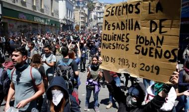 CHILE DESPERTÓ: CRONICA DE UNA MARCHA MULTITUDINARIA ANUNCIADA, CONTINÚA LA REPRESIÓN Y ATROPELLOS A CIVILES