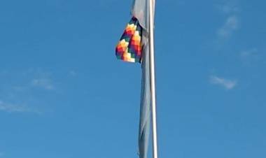 EN UN COLEGIO DE SALTA IZARON LA BANDERA  DE LOS PUEBLOS ORIGINARIOS EN SOLIDARIDAD CON EL PUEBLO BOLIVIANO