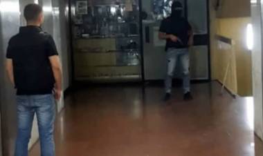 VENEZUELA: FUERZAS ESPECIALES DE NICOLÁS MADURO IRRUMPIERON CON ARMAS LARGAS EN LA SEDE DE UN PARTIDO DE JUAN GUAIDÓ