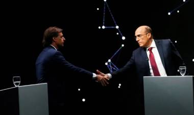 EL BALOTAJE DEL DOMINGO: UNA REGIÓN EN LLAMAS, UN PROBLEMA PARA EL PRÓXIMO PRESIDENTE DE URUGUAY