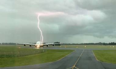 NUEVA ZELANDA: UN RAYO IMPACTÓ MUY CERCA DE UN AVIÓN DE PASAJEROS
