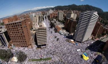 COLOMBIA SE MOVILIZA DE FORMA MASIVA CONTRA EL GOBIERNO DE IVÁN DUQUE. PARO NACIONAL,  MUERTES, CACEROLAZOS Y DETENIDOS