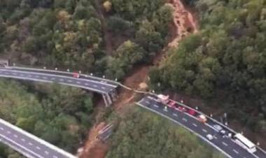 ITALIA: CERRARON LA AUTOPISTA A26 LUEGO DE HABERSE DESPLOMADO UN PUENTE