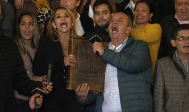 TRAS LA CAÍDA DE EVO MORALES: LA BIBLIA, UNA INESPERADA PROTAGONISTA DE LA "GRIETA" EN BOLIVIA