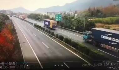 CHINA: VIDEO VIRAL UN AUTOMOVILISTA SE SALVA DE SER APLASTADO POR UN CONTENEDOR