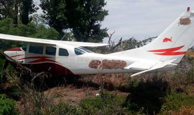 MISTERIO EN SANTA FE POR EL HALLAZGO DE UNA AVIONETA NARCO ABANDONADA Y OCULTA EN UN CAMPO
