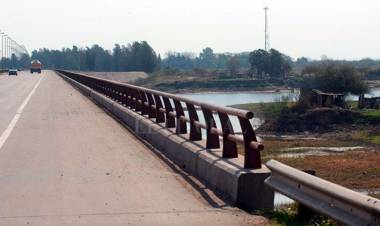 BRUTAL ATAQUE A UNA MUJER TRANS EN SANTA FE: LA ARROJARON AL RÍO DESDE UN PUENTE