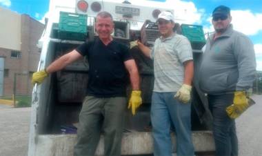 EN CHUBUT, UN INTENDENTE Y SUS CONCEJALES SALIERON A JUNTAR LA BASURA POR PARO DE RECOLECTORES