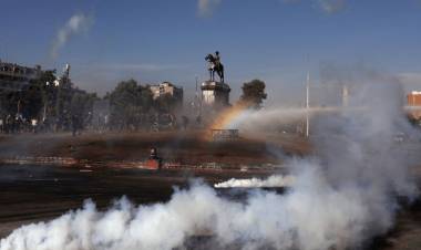 TENSIÓN SOCIAL EN CHILE: UN MUERTO, VIOLENTOS ENFRENTAMIENTOS E INCENDIO DURANTE MARCHA