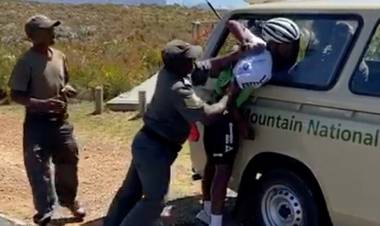 BRUTAL AGRESIÓN A UN CICLISTA PROFESIONAL EN SUDÁFRICA: LE ROMPIERON EL BRAZO CUANDO INTENTABAN ARRESTARLO