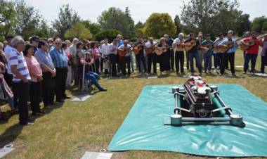ÚLTIMO ADIÓS A FÉLIX MÁXIMO MARÍA: AL SON DE GUITARRAS, VILLA MERCEDES DESPIDIÓ AL GRAN ARTISTA CUYANO