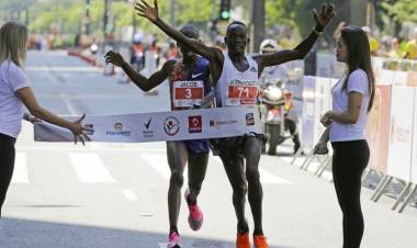 EN LOS 15K DE LA SAN SILVESTRE EN BRASIL, UN ATLETA CELEBRÓ ANTES DE TIEMPO Y PERDIÓ EN EL ÚLTIMO SEGUNDO