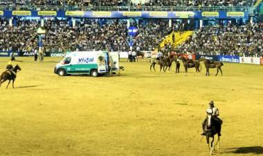 LA DOMA DE LUTO, UN JINETE MURIÓ APLASTADO POR UN CABALLO EN EL FESTIVAL DE JESÚS MARÍA