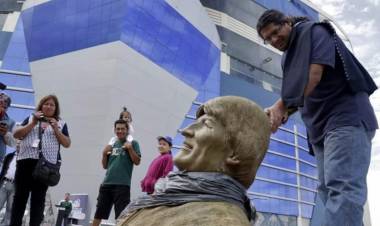 ROMPEN A MARTILLAZOS UN BUSTO DE EVO MORALES Y LO RETIRAN DE UN POLIDEPORTIVO EN BOLIVIA