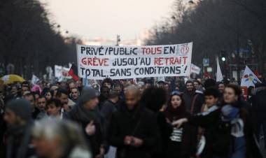 OTRA MARCHA EN PARÍS CON INCIDENTES AISLADOS EN EL DÍA 43 DE LA HUELGA CONTRA LA REFORMA JUBILATORIA