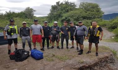 LA POLICÍA RESCATÓ A 4 JÓVENES SALTEÑOS POR LA CRECIDA DE UN RÍO