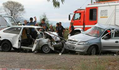 NUEVA TRAGEDIA VIAL, POR CHOQUE FRONTAL EN MENDOZA HAY TRES MUERTOS Y CINCO HERIDOS