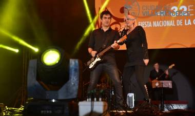 LA 32º FIESTA NACIONAL DE LA CALLE ANGOSTA VIBRÓ CON VALERIA LYNCH EN CIERRE DE LA PRIMERA NOCHE