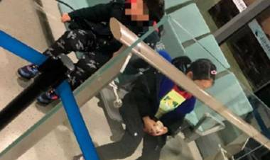 CHINA: DOS NIÑOS FUERON ABANDONADOS POR SUS PADRES EN EL AEROPUERTO DEBIDO A SÍNTOMAS COMPATIBLES CON CORONAVIRUS