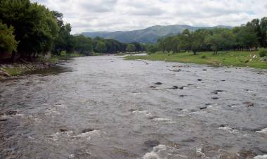 UNA PAREJA FUE RESCATADA EN EL RÍO COSQUÍN