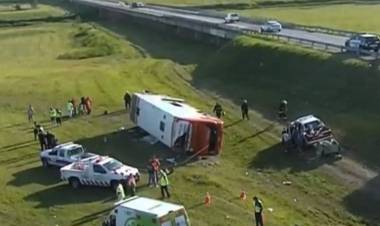 DOS MUERTOS Y 13 HERIDOS EN OTRO VUELCO DE UN COLECTIVO EN LA RUTA 2