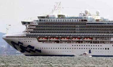 EN UN CRUCERO QUE TIENE 3.700 PASAJEROS A BORDO PUESTO EN CUARENTENA EN JAPÓN, DETECTAN UNOS 10 CASOS DE CORONAVIRUS