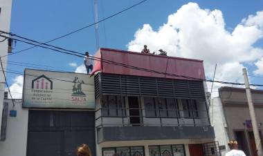 EN SALTA TRABAJADORES DE LA COOPERADORA ASISTENCIAL AMENAZAN CON TIRARSE DEL EDIFICIO