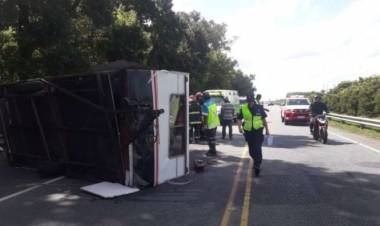 CASTELLI: CHOCÓ UN COLECTIVO CON UNA CAMIONETA CON CASILLA RODANTE