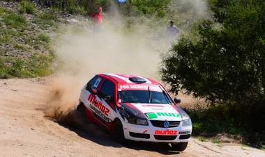 UN MULTITUD ACOMPAÑA A MÁS DE UN CENTENAR DE AUTOS DEL RALLY MÁSTER EN LOCALIDAD SANLUISEÑA DE LA TOMA