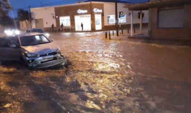 A CAUSA DEL FUERTE TEMPORAL EN SALTA HAY EVACUADOS Y UNA PERSONA MUERTA