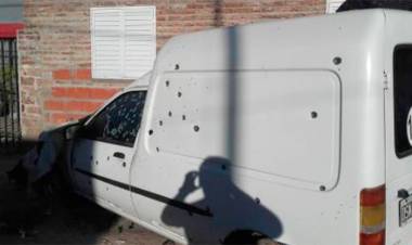 HIRIERON A UN VECINO EN TREMENDA BALACERA ENTRE BANDAS DE BARRIO SANTAFESINO POR "DISPUTA TERRITORIAL"