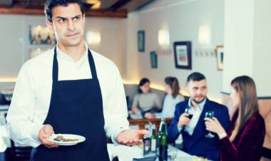 ¡ATENCIÓN RESTAURANTES, YA PUEDEN COBRAR  EXTRA A LOS CLIENTES QUE HAGAN PREGUNTAS TONTAS!