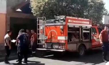 EN SAN LUIS ENCONTRARON A UNA MUJER MUERTA EN EL BAÑO DE UNA CASA CON PRINCIPIO DE INCENDIO