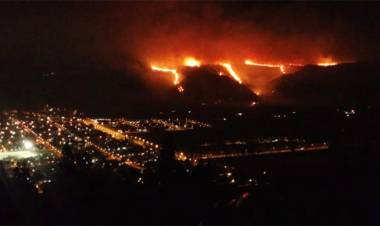 CONTINÚAN TRABAJANDO EN EL INCENDIO PRODUCIDO EN ESQUEL, PARA EVITAR QUE EL FUEGO LLEGUE A ZONAS HABITADAS