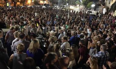 MANIFESTACIONES EN DISTINTOS BARRIOS EN UN MASIVO CACEROLAZO EN SANTA FE CONTRA LA INSEGURIDAD