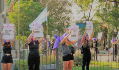 UNA TESIS, UN REGISTRO DE FEMICIDIOS, UNA PERFORMANCE: 31 MUJERES REPRESENTANDO A LAS 31 VICTIMAS EN SAN LUIS #ellasnosfaltan